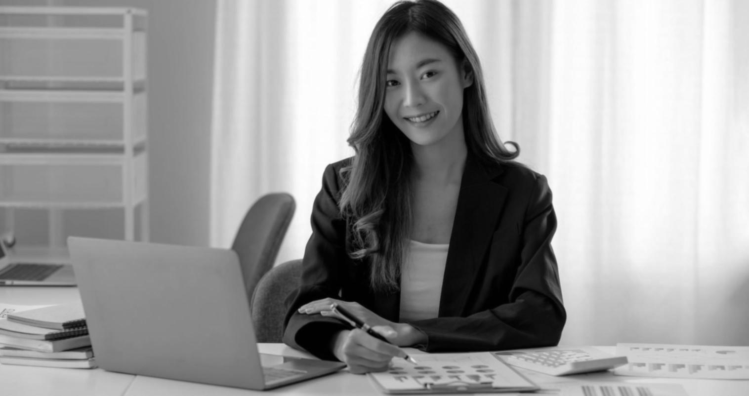 Finanzdokumente und Taschenrechner bei der Planung