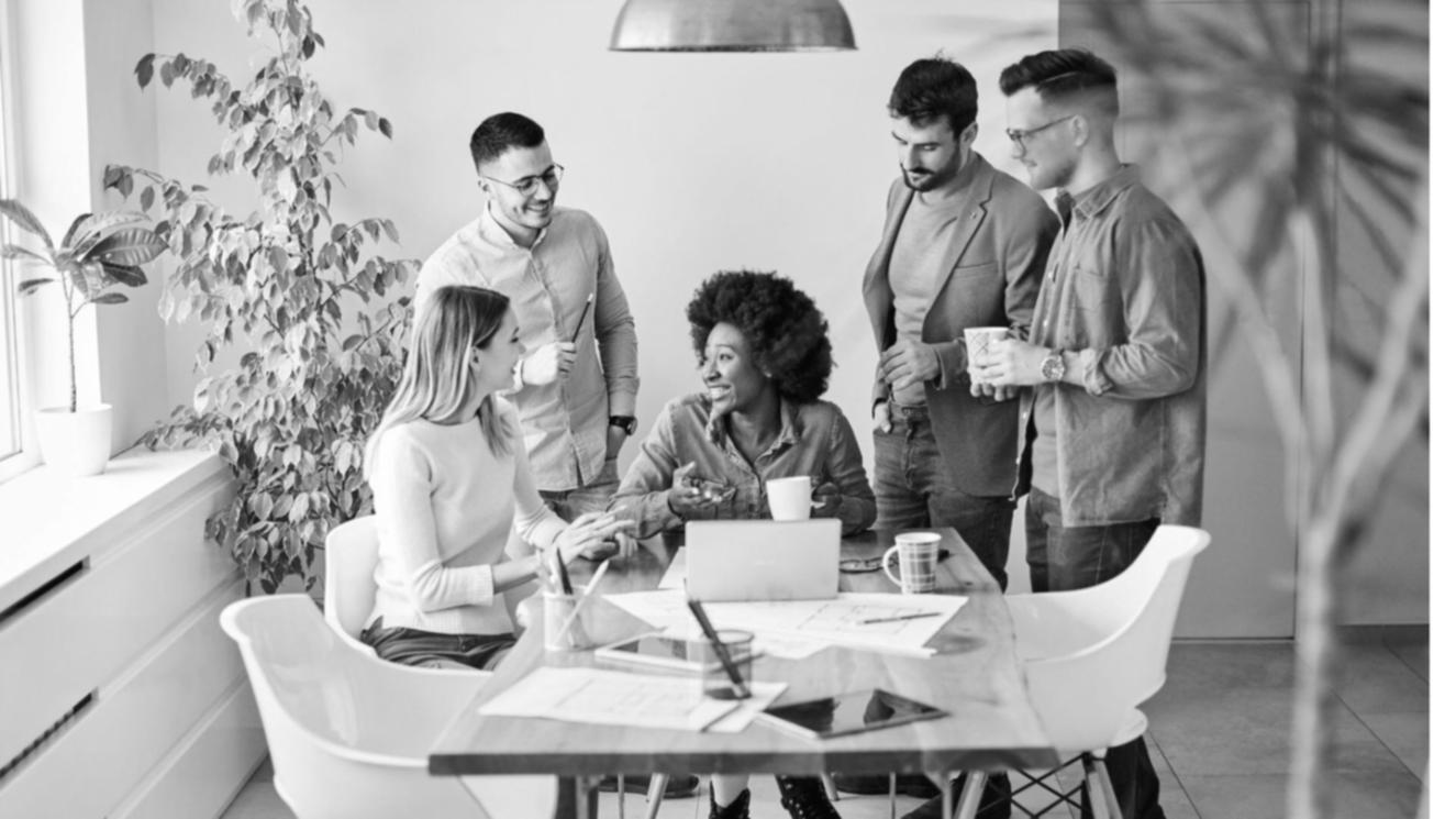 Teilnehmer beim praktischen Lernen mit Finanzanalyse und Marktdaten