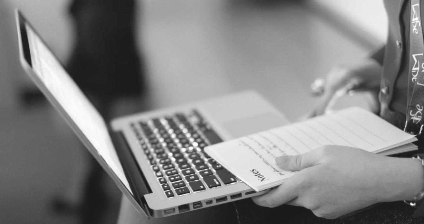 Teilnehmende bei einer Gruppendiskussion über Finanzplanung